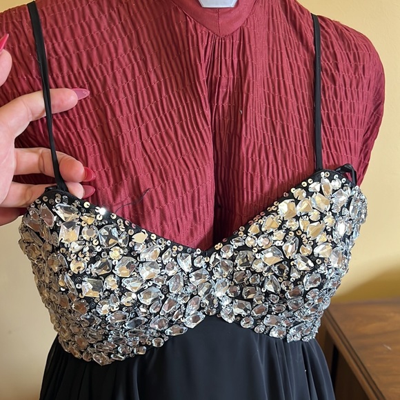 Cache dress with sequence very elegant and classy mid length dress - Picture 2 of 4